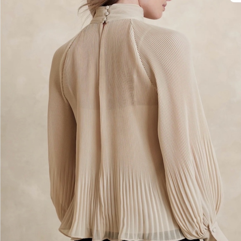 Banana Republic Elegant pleated blouse - Picture 8 of 13